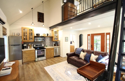 Branson Cabin | Secluded Treehouse in the Woods 10 minutes to Landing & SDC!