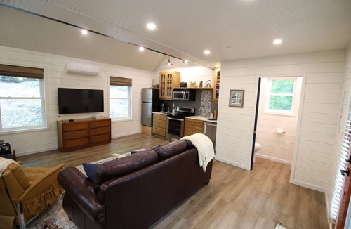 Branson Cabin | Secluded Treehouse in the Woods 10 minutes to Landing & SDC!