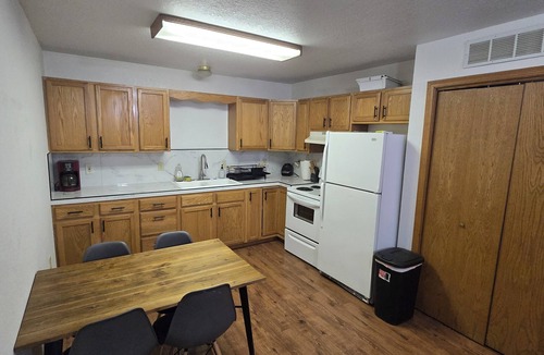 Potter House | Serene 2-bedroom house with AC and garage in charming Potter.