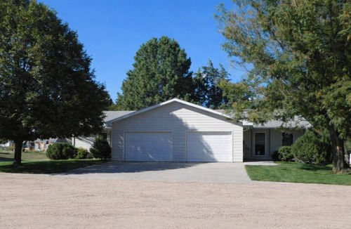 Potter House | Serene 2-bedroom house with AC and garage in charming Potter.