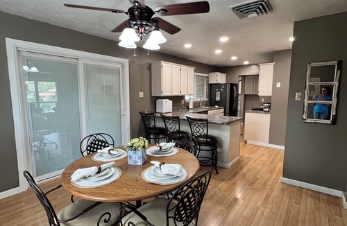 Farmington House | Serene 4-bedroom home, w/3 King beds, 2 twins, open floor plan, beautiful yard!