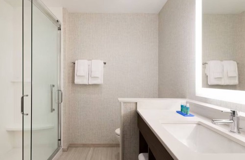 Roselawn Finance Hotel | Serene Room w/Plush Bed & Private Bathroom Near Cincinnati Zoo – 15 Min Drive