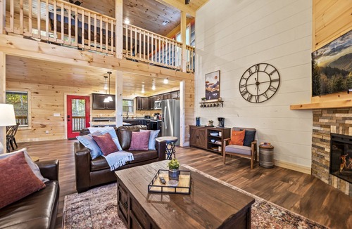 Smoky Mountains Cabin | Serene VIEWs! Hot Tub! Public Pool! Location! Firepit! Gameroom