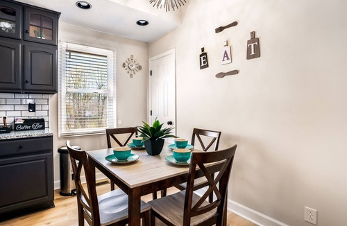 Clarksville House | Serenity Cottage 300mbps WiFi - Dog Friendly