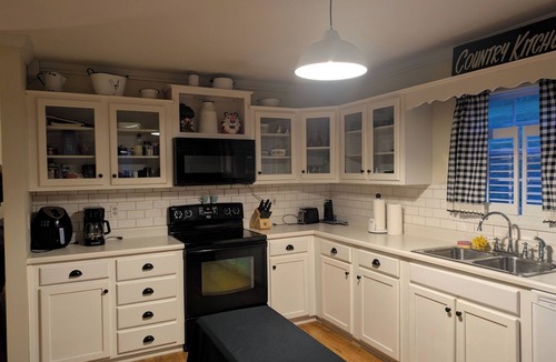 Fall Rock House | Serenity in the Pines: Farmhouse with 3bd, 2bth and a rap-around porch!