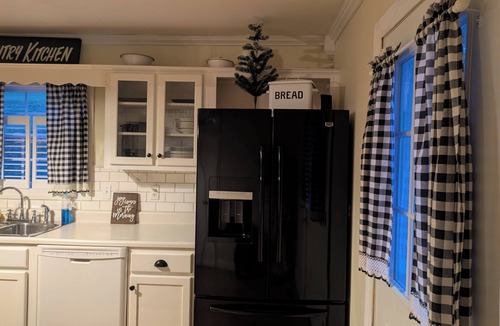 Fall Rock House | Serenity in the Pines: Farmhouse with 3bd, 2bth and a rap-around porch!
