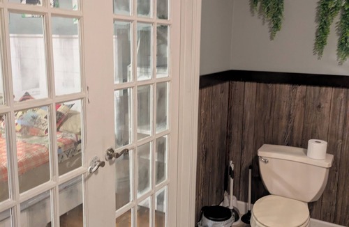 Fall Rock House | Serenity in the Pines: Farmhouse with 3bd, 2bth and a rap-around porch!