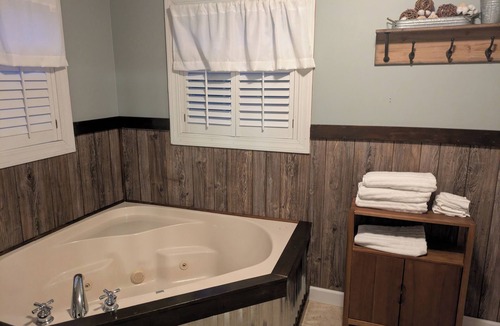 Fall Rock House | Serenity in the Pines: Farmhouse with 3bd, 2bth and a rap-around porch!