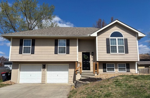 Kearney House | Serenity near the city! 3-BR 2B sleeps 9! 30 mins from DT, stadiums and AIRPORT