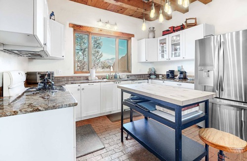 Taos House | Shady Nook Mesa - Mountain Views, Hot Tub & Patio