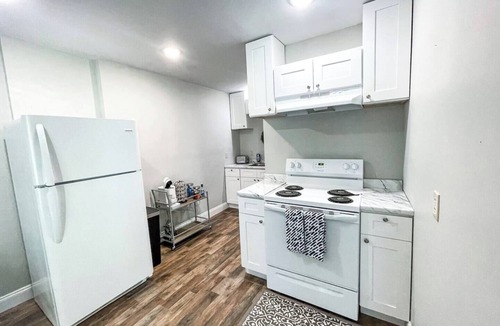 London Apartment | Shady Oaks Condo- King Bed, Walk to Main St.