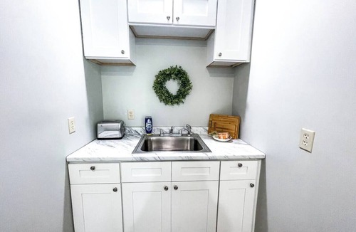 London Apartment | Shady Oaks Condo- King Bed, Walk to Main St.