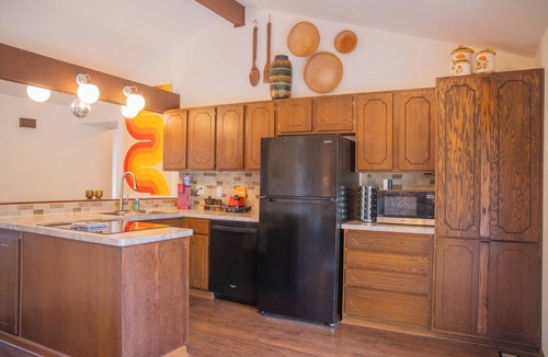 Manhattan House | Shag Stay MHK – Ultimate 70s Dream Pad Retro Vibes + Modern Comfort Near Airport