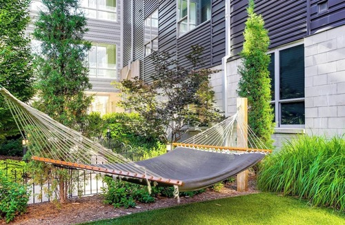 Downtown Louisville Apartment | Side-by-side King Bed Suites!