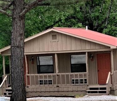 Mountain View House | Simple Cabin with Queen Sized Bed near the Ozark National Forest, Perfect for a Glamping Getaway