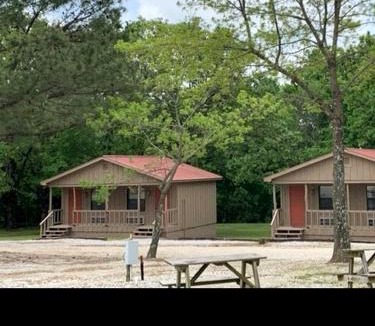 Mountain View House | Simple Cabin with Queen Sized Bed near the Ozark National Forest, Perfect for a Glamping Getaway