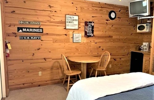 Mountain View Cabin | Simple Cabin with Queen Sized Bed near the Ozark National Forest, Perfect for a Glamping Getaway