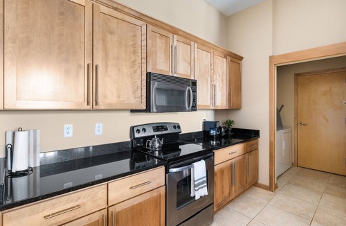 West Des Moines Apartment | Simplicity Loft w/Large Balcony
