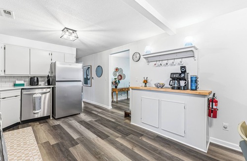 St. Joseph House | Single-Level 4BR Home | 3-Bay Garage