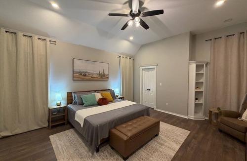 Dogwood House | Single Story, 3500 sq Ft, fenced, 11-Acre Ranch, pond, two King Suites, Off I-30