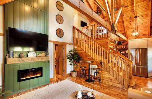 Frankfort Cabin | Sip on bourbon in the hot tub or by the fire pit! +hiking~ game shed~ & more!