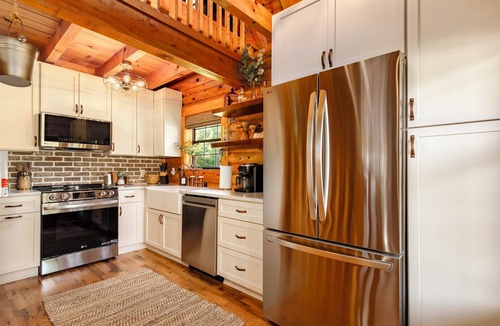 Frankfort Cabin | Sip on bourbon in the hot tub or by the fire pit! +hiking~ game shed~ & more!
