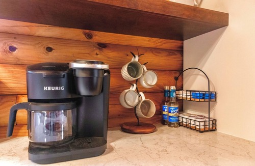 Frankfort Cabin | Sip on bourbon in the hot tub or by the fire pit! +hiking~ game shed~ & more!