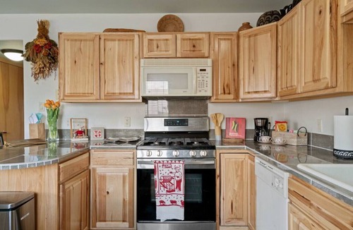 Southside Condo | Ski Discounts! Steps to Meow Wolf, Local Breweries