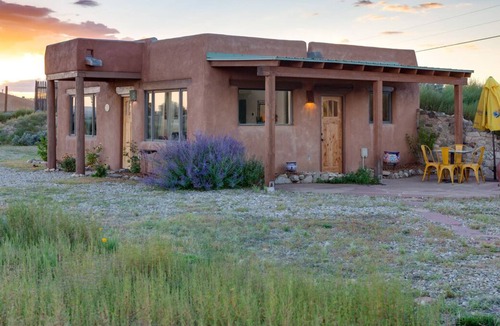 Arroyo Hondo House | Ski Season Availability! Quaint Romantic Getaway in Taos 1-Bedroom, 1-Bath Home