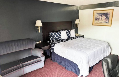 Hutchinson Hotel | Sky-Palace Inn Hutchinson-1 Queen Suite with Sofa NS