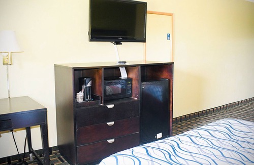 Park City House | Sky Palace Inn & Suites Park City Wichita North - Comfort 2 Queen Beds NS