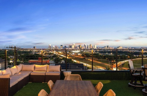 Talbot's Corner Ski Chalet | Skyline Views | Rooftop Hot Tub Bar | Villa Sophia