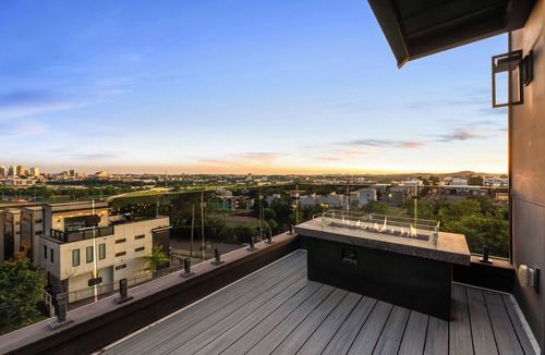 Talbot's Corner Ski Chalet | Skyline Views | Rooftop Hot Tub Bar | Villa Sophia