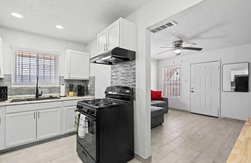 Biggs Field Apartment | Sleek 2-Bed 1-Bath Home Near Fort Bliss