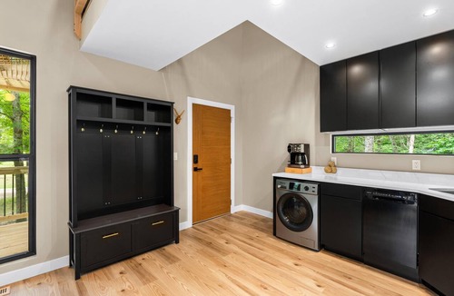 Bonne Terre Cabin | Sleek 2BR Retreat with Hot Tub, Net Hammock, Sauna & Cinema Nights