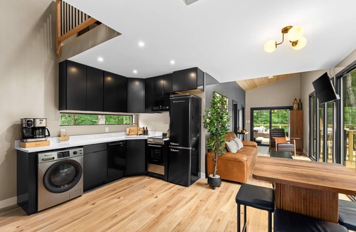 Bonne Terre Cabin | Sleek 2BR Retreat with Hot Tub, Net Hammock, Sauna & Cinema Nights