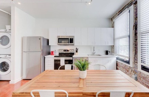 Downtown Memphis Apartment | Sleek Historic Gem: Walk to Beale St, Eats & Music