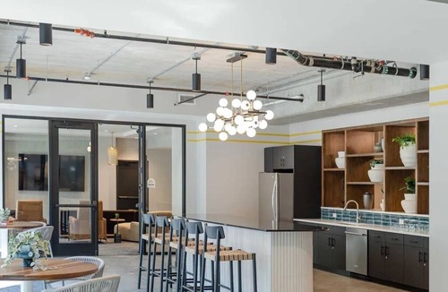 Dundee-Happy Hollow Historic District Apartment | Sleepover | Charming Studio + Gym/Sauna - Omaha