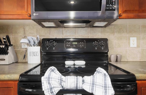 Olathe House | Sleeps 10. Patio & Deck. Ready for Major international sporting event Cup!