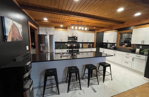 Buechel Cabin | Sleeps 12 + 5 Acre + Lake + Event Hall + Hot Tub