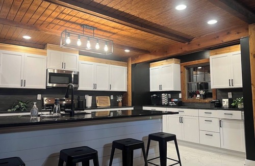 Buechel Cabin | Sleeps 12 + 5 Acre + Lake + Event Hall + Hot Tub