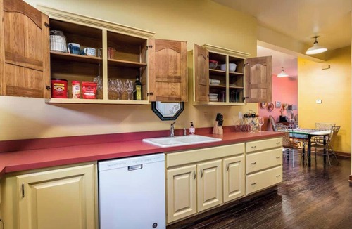 Riverview House | Sleeps 12, 5 King beds, 2 LivingRooms+ 2 Kitchens