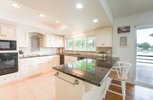 Bella Vista House | Sleeps 12, Spacious Luxe Lake House full of Stunning Views