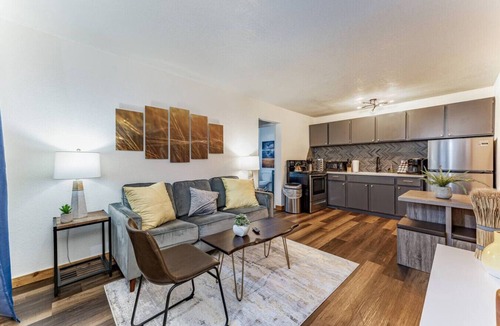Wichita Apartment | Sleeps 20+ with 10 Beds | Central | Parking + WIFI