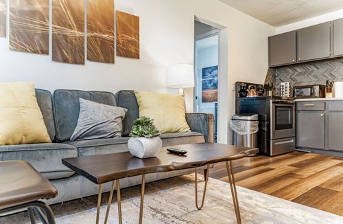 Wichita Apartment | Sleeps 20+ with 10 Beds | Central | Parking + WIFI