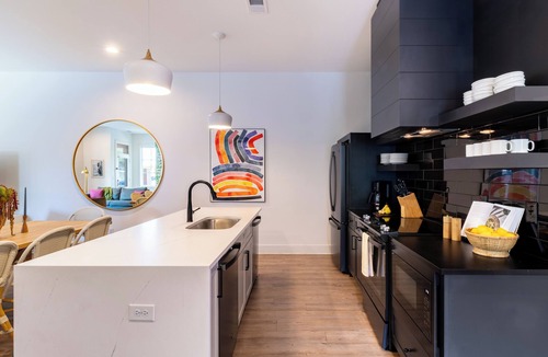 Germantown House | Sleeps 24 | 5mins to DT | 2 4BR Suites at Magnolia