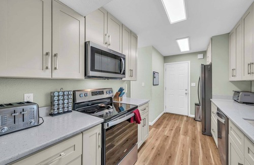 South Kansas City House | Sleeps 8 4BR Game Room+Hot Tub
