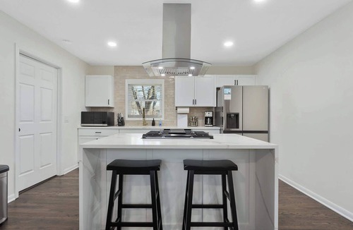 Overland Park House | Sleeps 8 |Pool Table| Overland Park Oasis