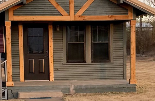 Clarendon House | Small Town Comforts- 1-bedroom house in charming Clarendon - Bunk House #2