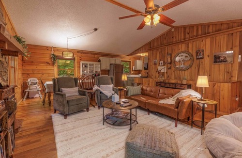 Cherokee House | Smoky Mountain Cabin: King Bed, Hot Tub, Zero Pet Fees, 15 Minutes to Train